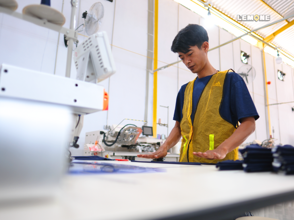 Behind the Seams: Proses Produksi dari Kain hingga Siap Jual