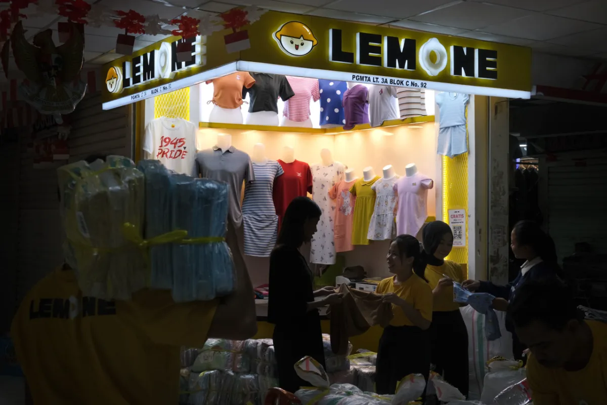 Pedagang memilih produk di toko grosir Lemone