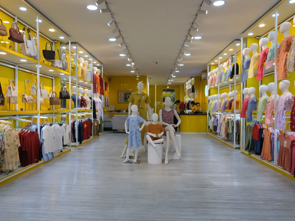 Rak produk Lemone tertata di toko grosir
