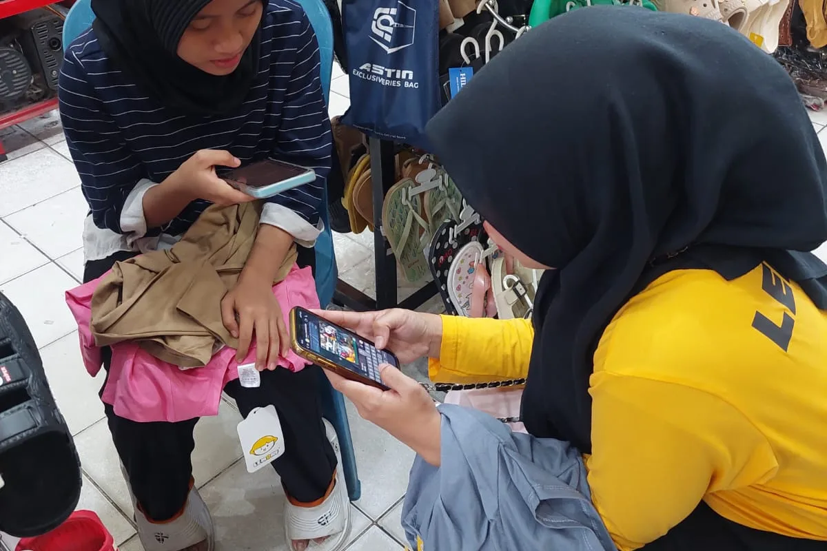 Staf Lemone melayani pedagang yang sedang memilih produk grosir