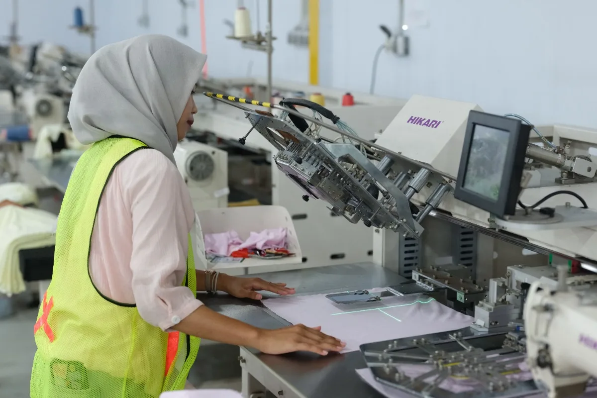 Proses produksi pakaian di pabrik Lemone