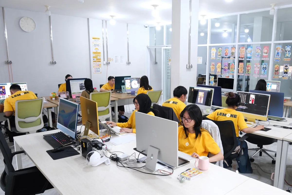 Tim kreatif dan desain Lemone bekerja di kantor